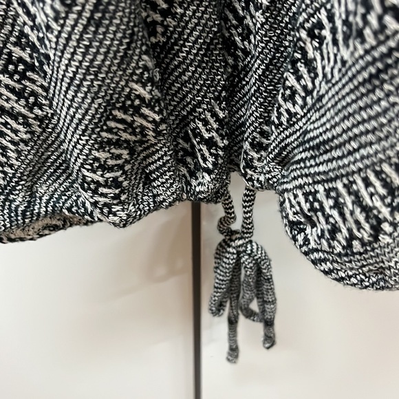 Women’s black and white design top - Picture 5 of 6